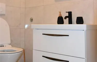 Kupaonica u objektu Stunning Apartment In Tribunj