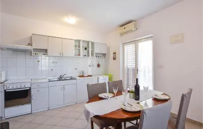 Kuhinja ili čajna kuhinja u objektu 1 Bedroom Lovely Apartment In Kanica