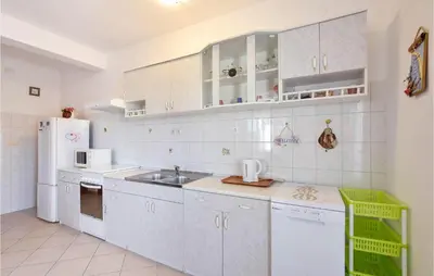 Kuhinja ili čajna kuhinja u objektu 1 Bedroom Lovely Apartment In Kanica