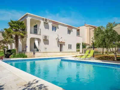 Bazen u objektu Apartment Katarina 2 by Interhome ili u blizini