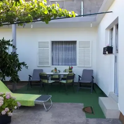 Apartments with parking space Pirovac
