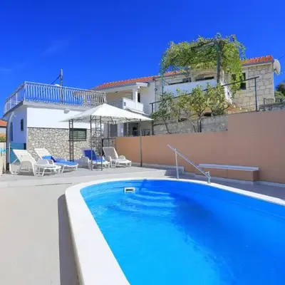 Holiday house with a swimming pool Razanj