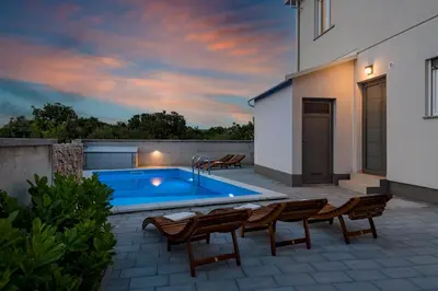 Bazen u objektu Holiday house Mareta - outdoor swimming pool, 4 bedrooms, WIFI ili u blizini