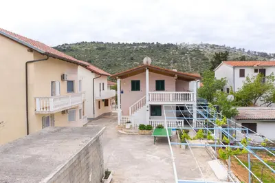 Pogled na planine ili pogled na planine iz vikendica