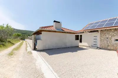 Zgrada u kojoj se nalazi vikendica