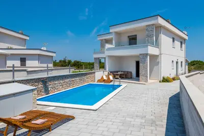 Bazen u objektu Holiday house Lumina - outdoor swimming pool, 4 bedrooms, WIFI ili u blizini