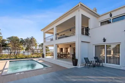 Bazen u objektu Villa Carolus-Luxurious Dalmatia Villa ili u blizini