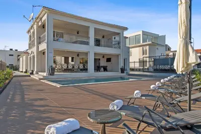 Bazen u objektu Villa Carolus-Luxurious Dalmatia Villa ili u blizini