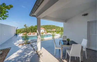 Bazen u objektu Amazing Apartment In Murter With Wifi ili u blizini