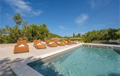 Bazen u objektu Amazing Apartment In Murter With Wifi ili u blizini