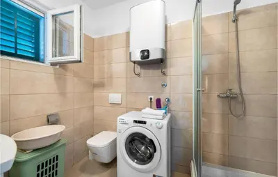 Kupaonica u objektu 4 Bedroom Beautiful Home In Raslina