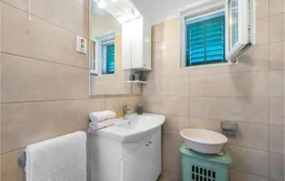 Kupaonica u objektu 4 Bedroom Beautiful Home In Raslina