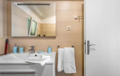 Kupaonica u objektu 4 Bedroom Beautiful Home In Raslina