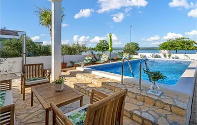 Bazen u objektu 4 Bedroom Beautiful Home In Raslina ili u blizini