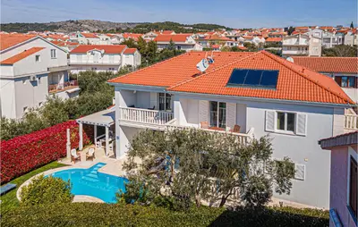 Bazen u objektu 4 Bedroom Cozy Home In Vodice ili u blizini