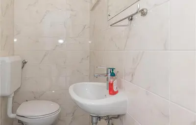 Kupaonica u objektu 4 Bedroom Cozy Home In Vodice