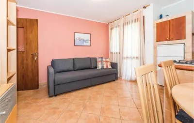 Kuhinja ili čajna kuhinja u objektu Two-Bedroom Apartment In Grebastica