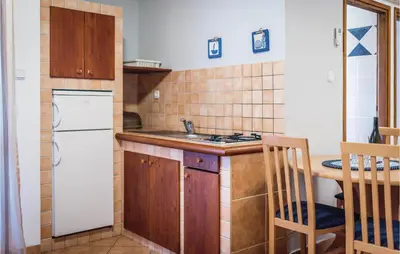 Kuhinja ili čajna kuhinja u objektu Two-Bedroom Apartment In Grebastica