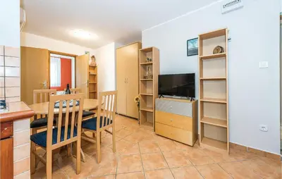 TV i/ili zabavni centar u objektu Two-Bedroom Apartment In Grebastica