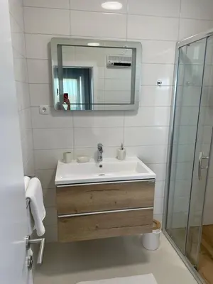 Kupaonica u objektu Villa Marena Vodice, Novo grijanje bazena!