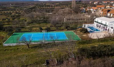 Tereni za tenis i/ili skvoš u sklopu objekta Family friendly house with a swimming pool Cista Velika, Vodice - 20227 ili u blizini