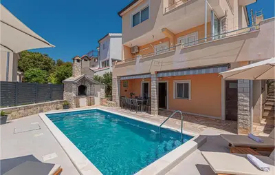 Bazen u objektu Nice Home In Razanj With Kitchen ili u blizini