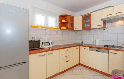 Kuhinja ili čajna kuhinja u objektu Nice Home In Razanj With Kitchen