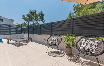 Popločani dio dvorišta ili vanjski dio objekta Cozy Home In Srima With Wifi