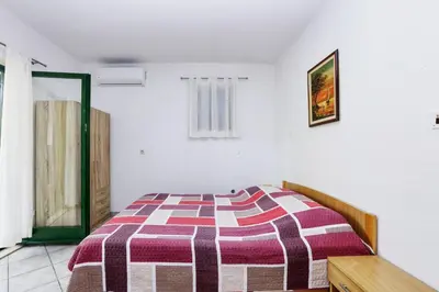 Krevet ili kreveti u jedinici u objektu Apartments by the sea Rogoznica - 20165