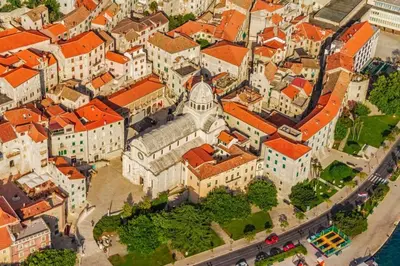 Pogled na grad 'Vodice' ili pogled na grad iz privatnih smještaja