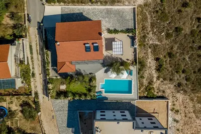 Bazen u objektu Villa Salacija ili u blizini