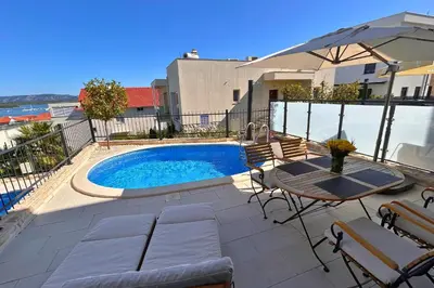Bazen u objektu Luxury Apartment Ansi ili u blizini