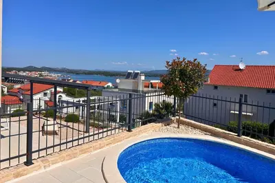 Bazen u objektu Luxury Apartment Ansi ili u blizini