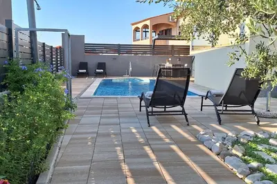 Bazen u objektu Family-friendly apartments with swimming pool Brodarica, Sibenik - 20248 ili u blizini