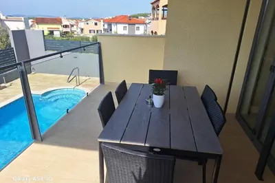 Bazen u objektu Family-friendly apartments with swimming pool Brodarica, Sibenik - 20248 ili u blizini