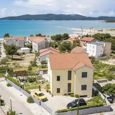 Family-friendly apartments with swimming pool Brodarica