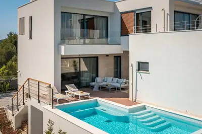 Bazen u objektu Villa Sara ili u blizini