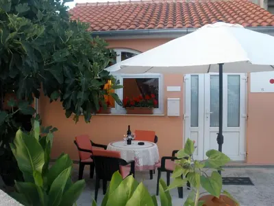 Popločani dio dvorišta ili vanjski dio objekta Holiday home in Vodice with terrace, air conditioning,WiFi 4449-1