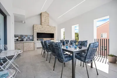 Kuhinja ili čajna kuhinja u objektu the Tinel -Modern Adriatic Villa with Heated Pool & Sea View near Šibenik