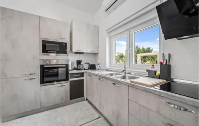 Kuhinja ili čajna kuhinja u objektu Gorgeous Home In Vodice With Kitchen