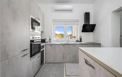Kuhinja ili čajna kuhinja u objektu Gorgeous Home In Vodice With Kitchen