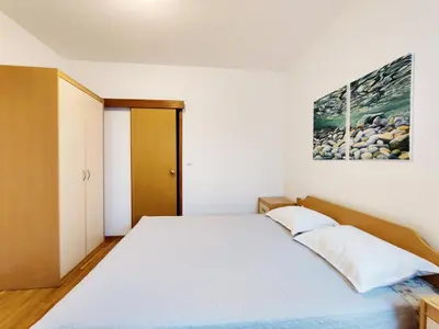 Krevet ili kreveti u jedinici u objektu Airy Apt in Tisno - Murter, Beach - 3 Min Walk, 2 bedrooms, 2 bathrooms, 70m2 with terrace, mooring included