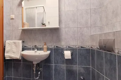 Kupaonica u objektu Airy Apt in Tisno - Murter, Beach - 3 Min Walk, 2 bedrooms, 2 bathrooms, 70m2 with terrace, mooring included