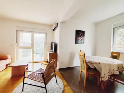 TV i/ili zabavni centar u objektu Airy Apt in Tisno - Murter, Beach - 3 Min Walk, 2 bedrooms, 2 bathrooms, 70m2 with terrace, mooring included