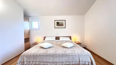 Krevet ili kreveti u jedinici u objektu Spacious Apt in Tisno Near Garden Resort – 4 Min