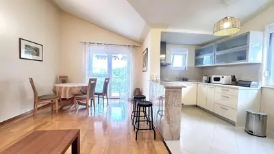 Kuhinja ili čajna kuhinja u objektu Spacious Apt in Tisno Near Garden Resort – 4 Min