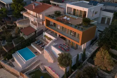 Bazen u objektu Villa Gloss Primosten ili u blizini