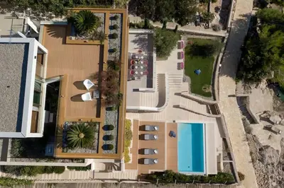 Bazen u objektu Villa Gloss Primosten ili u blizini
