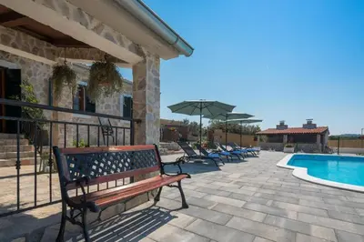 Bazen u objektu Villa Adamaris ili u blizini