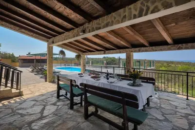 Bazen u objektu Villa Adamaris ili u blizini